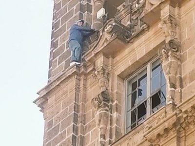 Un hombre amenaza con saltar desde el Antiguo Palacio del Ayuntamiento (Video)
