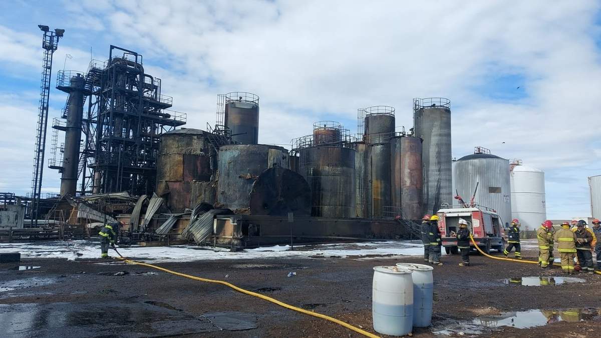 La refinería de Plaza Huincul después de la explosión. Fuente: (Centenario Digital)