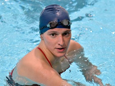 Nadadoras piden que su compañera transgénero Lía Thomas no compita en la categoría femenil
