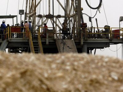Países petroleros extienden recorte de producción para apuntalar los precios