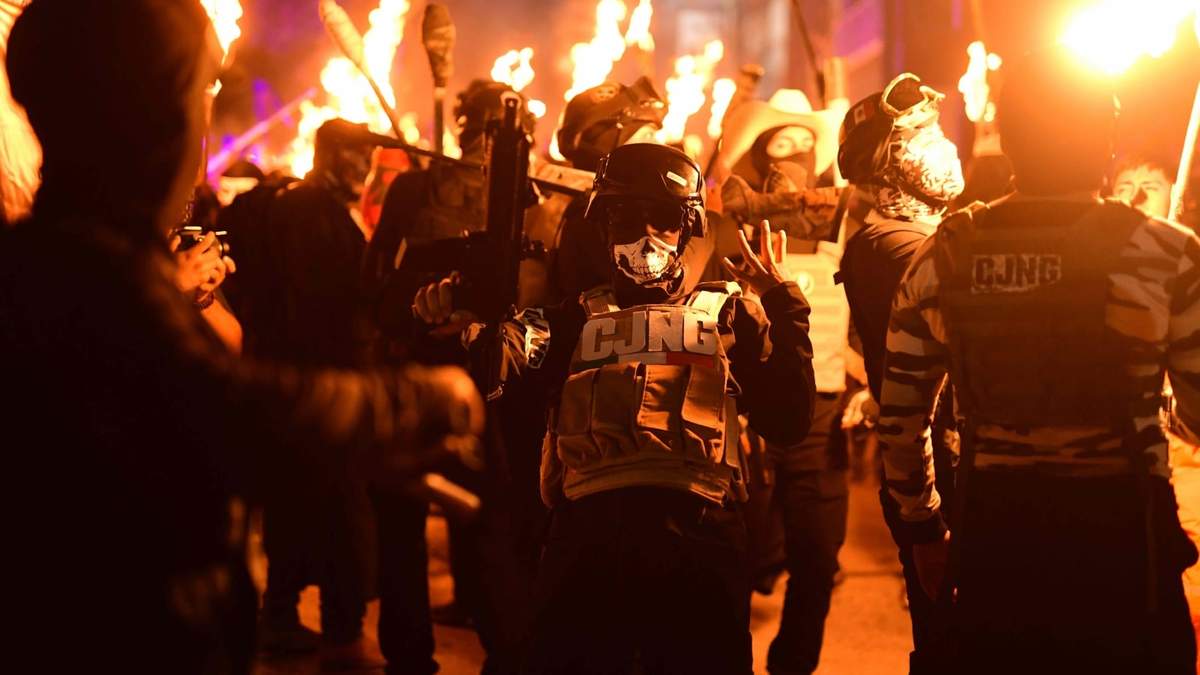 Hombres se vistieron como integrantes del CJNG durante carnaval de Tuzamapan, Veracruz