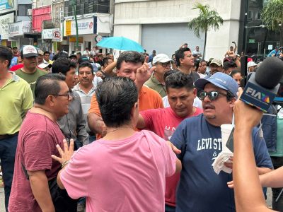 A gritos y empujones, maestros de la CNTE impiden paso a “marea rosa” en plaza central de Tuxtla