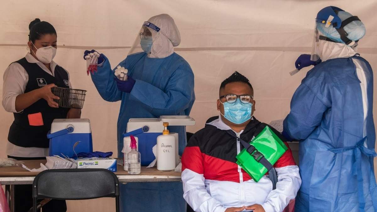 Toma de muestras a un paciente con síntomas de covid-19