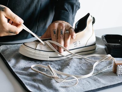 Blanqueá la goma de tus zapatillas con estos 3 ingredientes y dejalas como recién compradas
