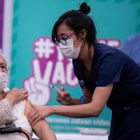 Chile ya tiene lista una cuarta dosis de la vacuna: cuándo comenzará a aplicarse