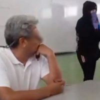 Encapuchadas golpean a maestro de la Voca 8 por presunto acoso sexual en el IPN