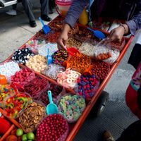 Prohíben la venta de comida chatarra en escuelas para combatir la obesidad infantil