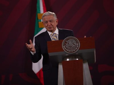 AMLO rechaza acusaciones contra Ebrard: "Tengo que defender a Marcelo"