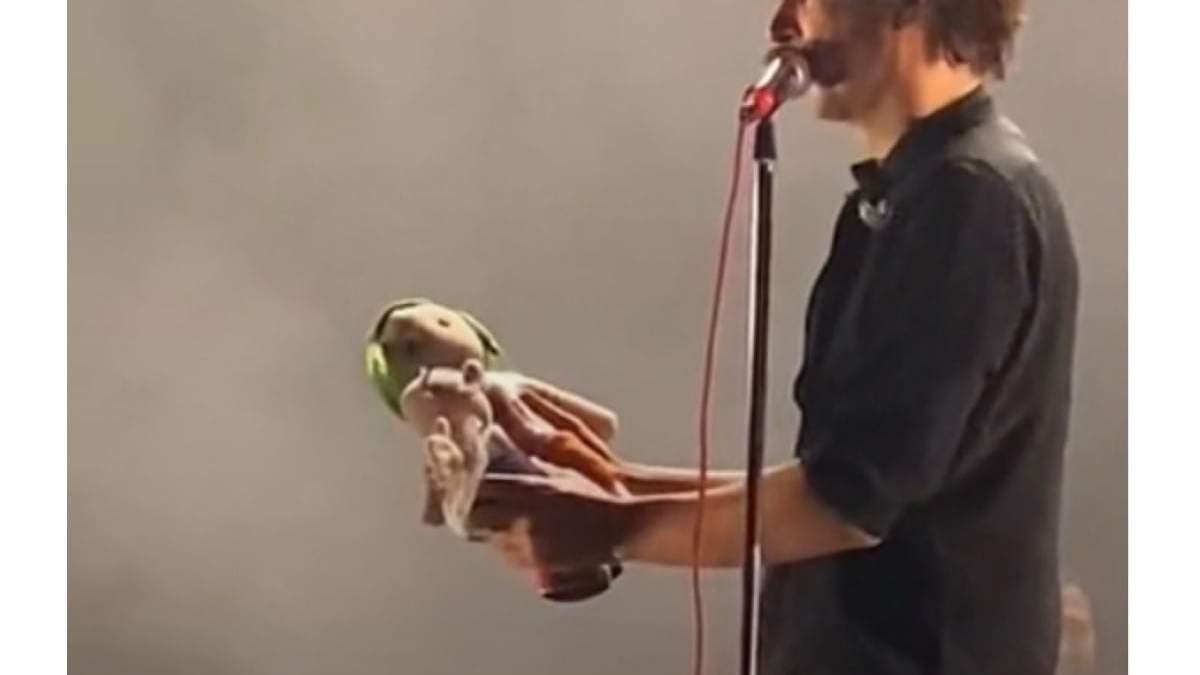 Thomas Mars, vocalista de Phoenix, recibe un Chavo del 8 en concierto en el Pepsi Center