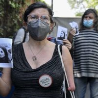 "Echeverría asesino" y "genocida", gritan al expresidente afuera de su casa de San Jerónimo