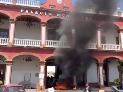 Vecinos de Otumba queman llantas frente a alcaldía en demanda de auxilio para abatir incendio