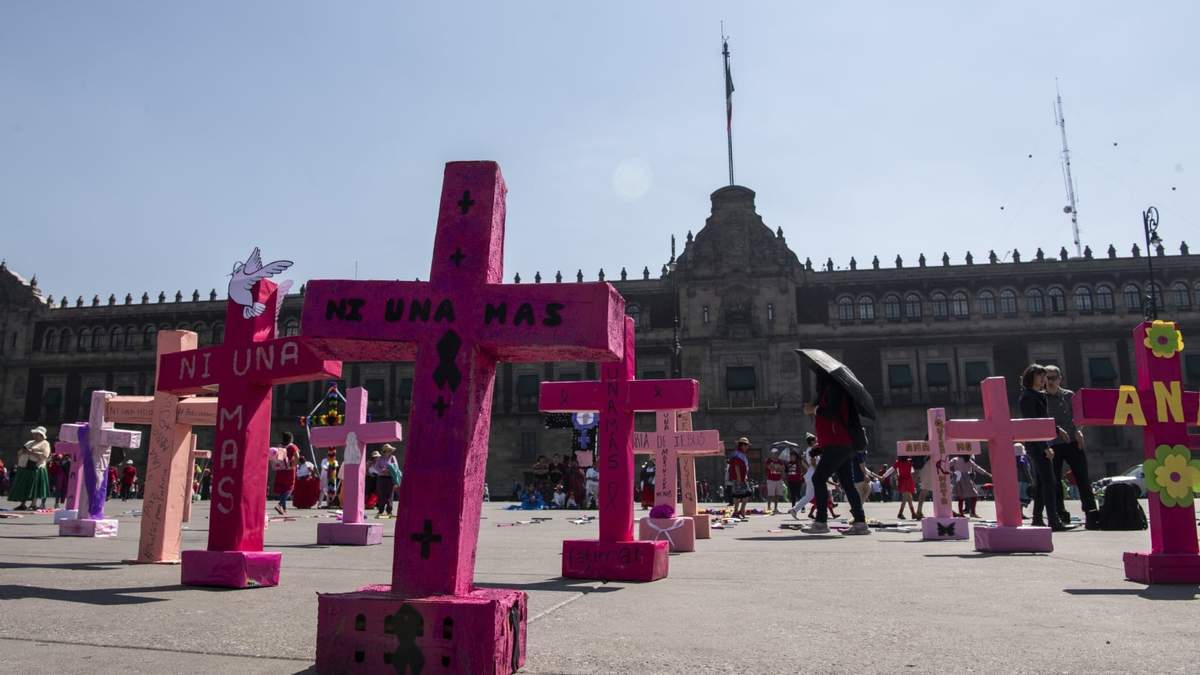 Protesta contra el feminicidio frente a Palacio Nacional