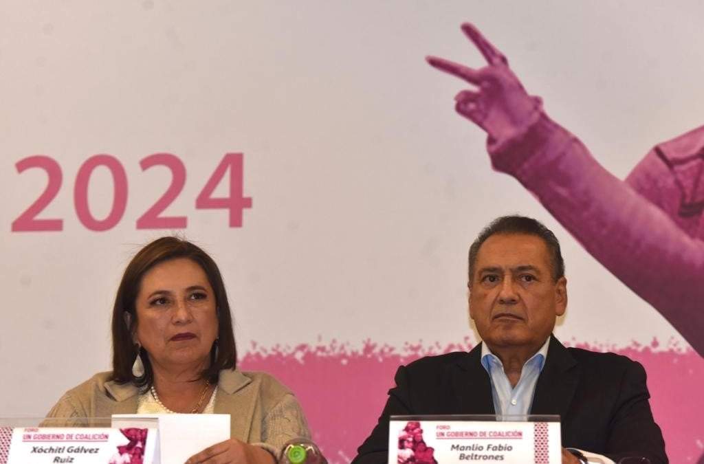 La candidata presidencial Xóchitl Gálvez y Manlio Fabio Beltrones, candidato al Senado por Sonora, en el foro Un gobierno de coalición en lugar de una autocracia, el 25 de enero de 2024