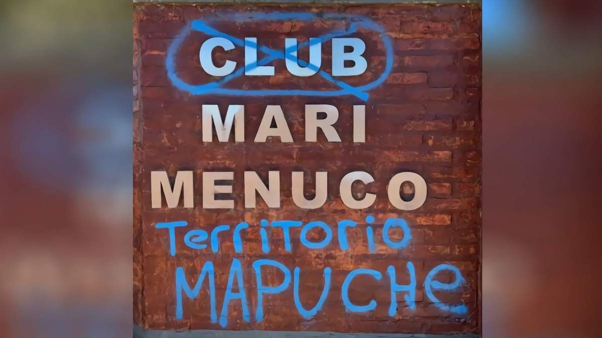 Cartel de ingreso al club Mari Menuco intervenido. Fuente: (Twitter)