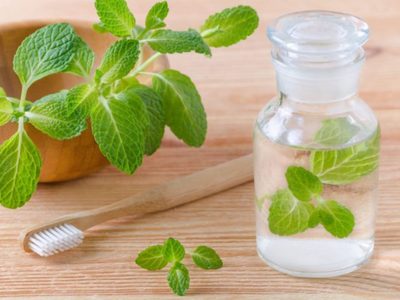 Con 3 ingredientes, hacé el enjuague bucal más natural que cuida tu salud dental y tu bolsillo