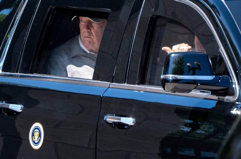 El presidente Donald Trump en su limusina al salir de la Casa Blanca el 30 de mayo del 2026, en Washington