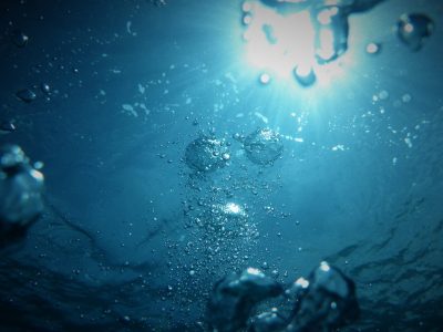 Qué significa soñar con agua clara, turbia o en movimiento, según los expertos