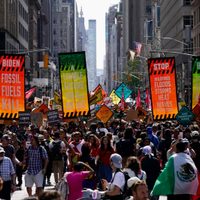Decenas de miles protestan en EU previo a cumbre climática
