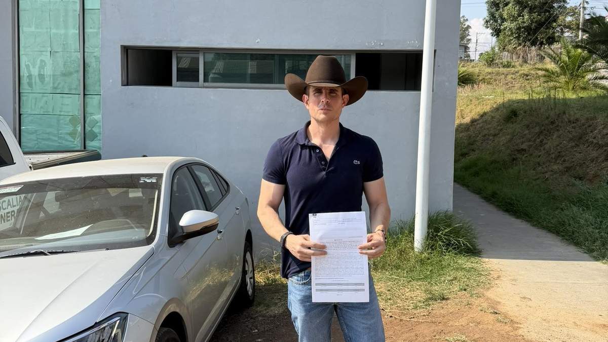 El diputado del Movimiento del Sombrero, Carlos Alejandro Bautista Tafolla, frente a la Fiscalía General del Estado de Michoacán tras presentar una denuncia contra quienes lo critican