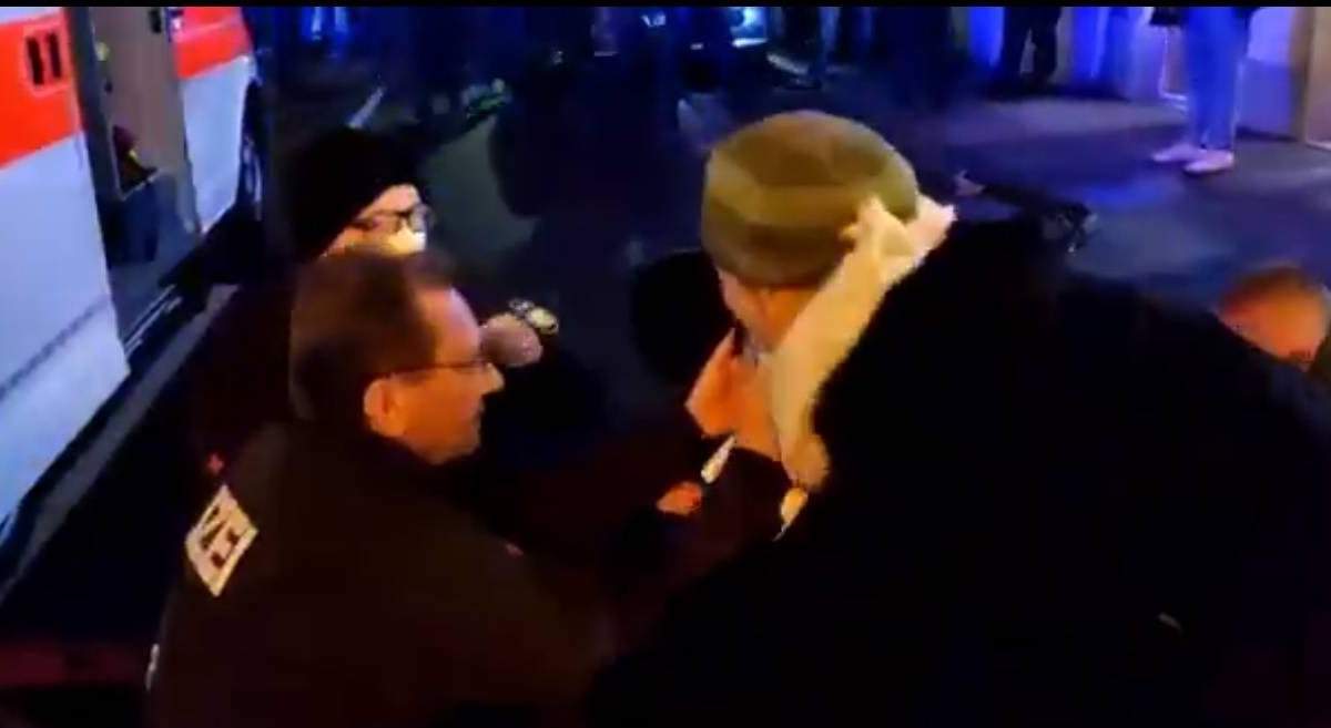 Paramédicos atienden al menor rociado con gas pimienta en la manifestación en Schweinfurt