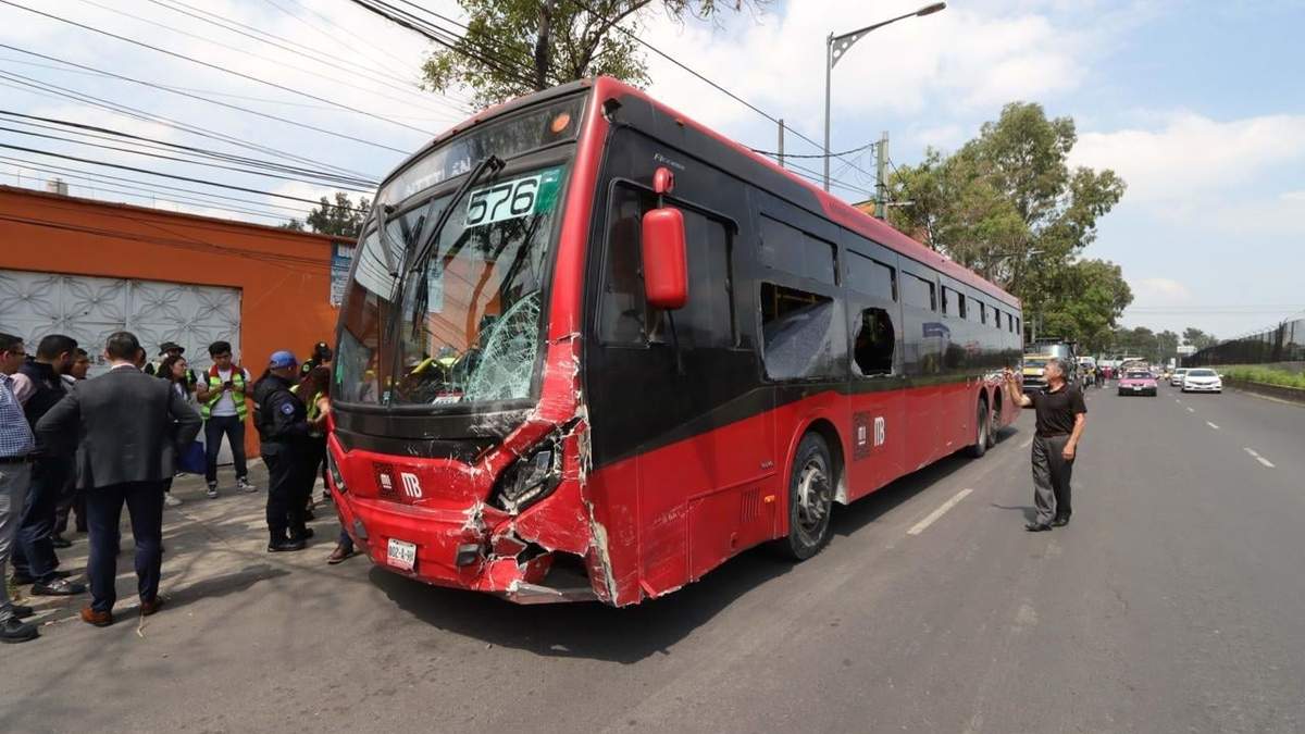 Unidad del Metrobús siniestrada