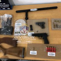 La policía secuestró varias municiones, armas de fuego y objetos robados en la capital neuquina