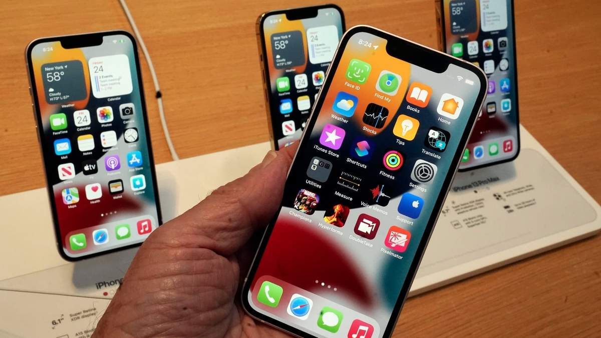 La pantalla de un iPhone 13 de Apple