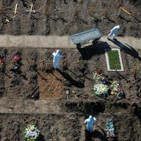 Buenos Aires cava fosas masivas para fallecidos por coronavirus