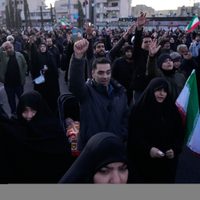 Irán jura venganza tras muerte de líder e intercambia ataques con Israel mientras guerra se amplía
