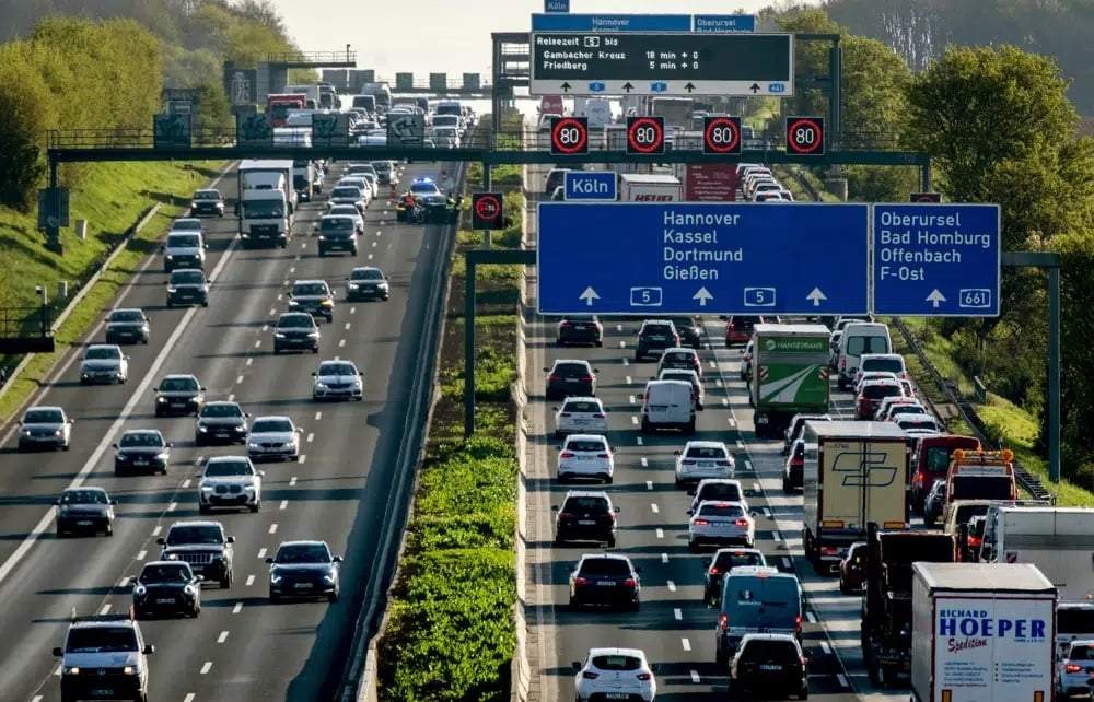Autos y camiones atascados en una autopista tras un accidente en Fráncfort, Alemania, el 26 de abril de 2023