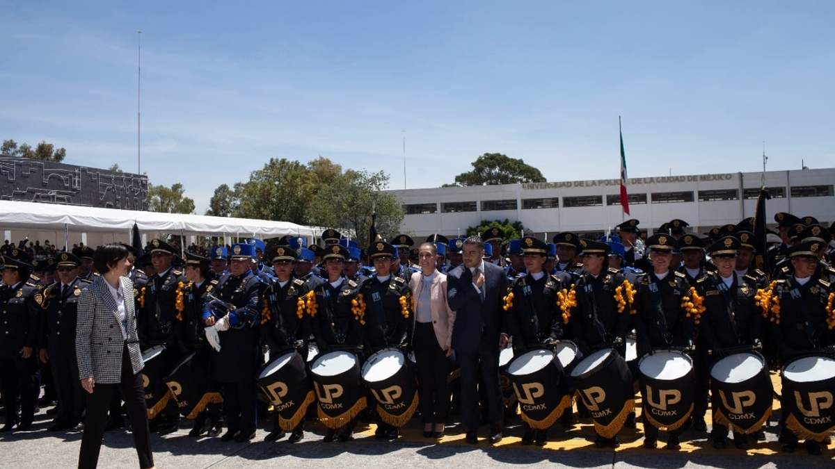 Claudia Sheinbaum y Omar García Harfuch, titular de la SSC, el jueves con graduados de la Primera Generación de Policía Preventiva en Perfil Custodia Penitenciaria