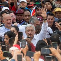 Senadores de oposición denuncian ante el INE la marcha de AMLO