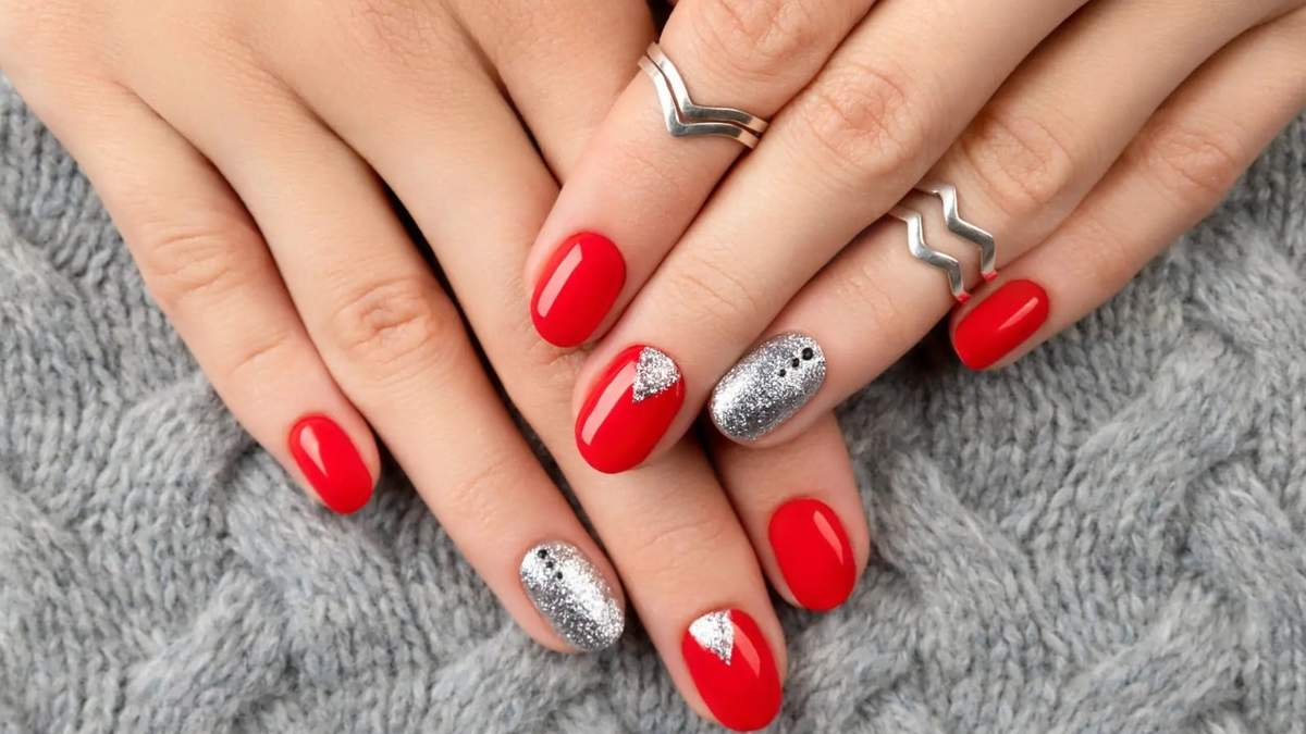Nail art con esmalte rojo. Fuente: (Instagram)