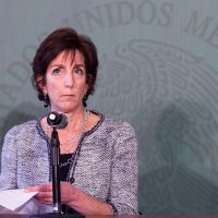 Muro entre México y EU "no es factible": Roberta Jacobson