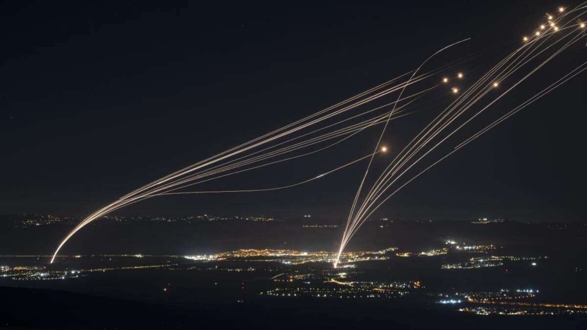 El sistema de defensa israelí Cúpula de Hierro intercepta cohetes lanzados desde Líbano en la región de Galilea, visto desde los Altos del Golán