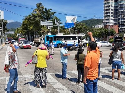 Trabajadores bloquean la costera de Acapulco, demandan auditoría al gobierno de Astudillo