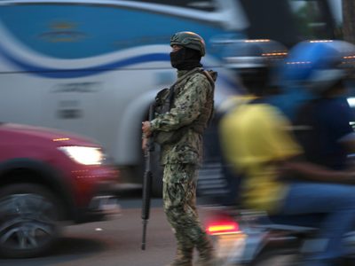 Ecuador inicia jornada electoral en un clima de miedo y desaliento