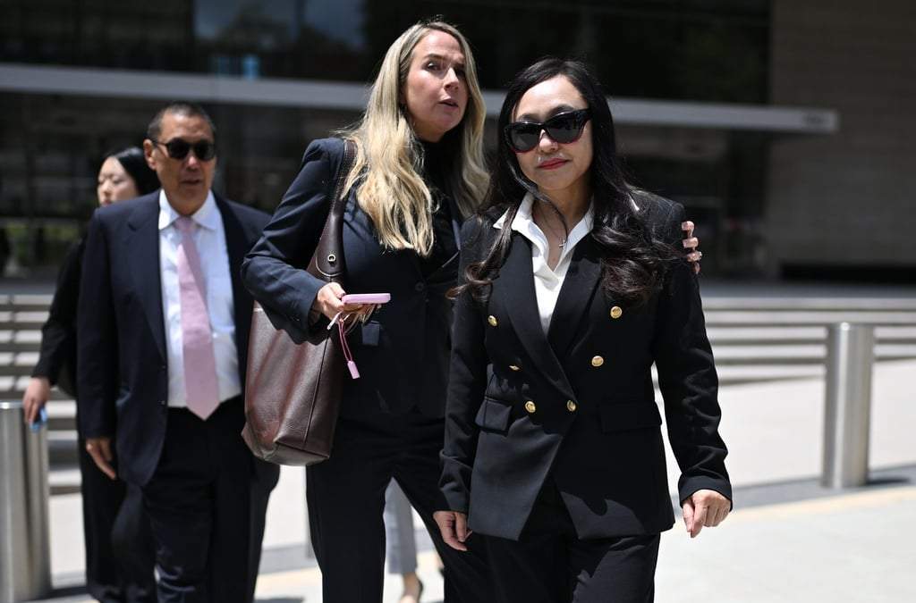 Eileen Wang, exalcaldesa de Arcadia, California, derecha, sale de un tribunal federal tras declararse culpable de actuar como agente ilegal del gobierno chino, el viernes 29 de mayo de 2026, en Los Ángeles