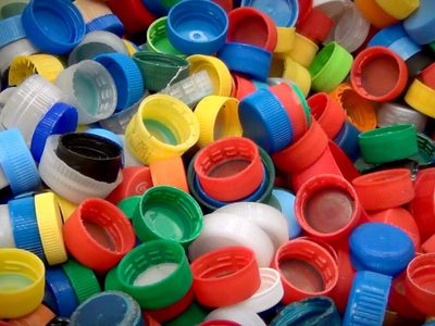 No tires las tapitas plásticas de las botellas: convertilas en esto tan útil para tu oficina o para trabajar desde casa