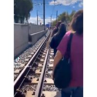 Usuarios del Metro caminan sobre las vías ante cierre de 10 estaciones en la Línea 12 (Videos)