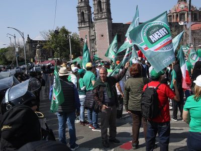 Policías disipan incidente entre integrantes de Frena y simpatizantes de AMLO en la marcha (Video)
