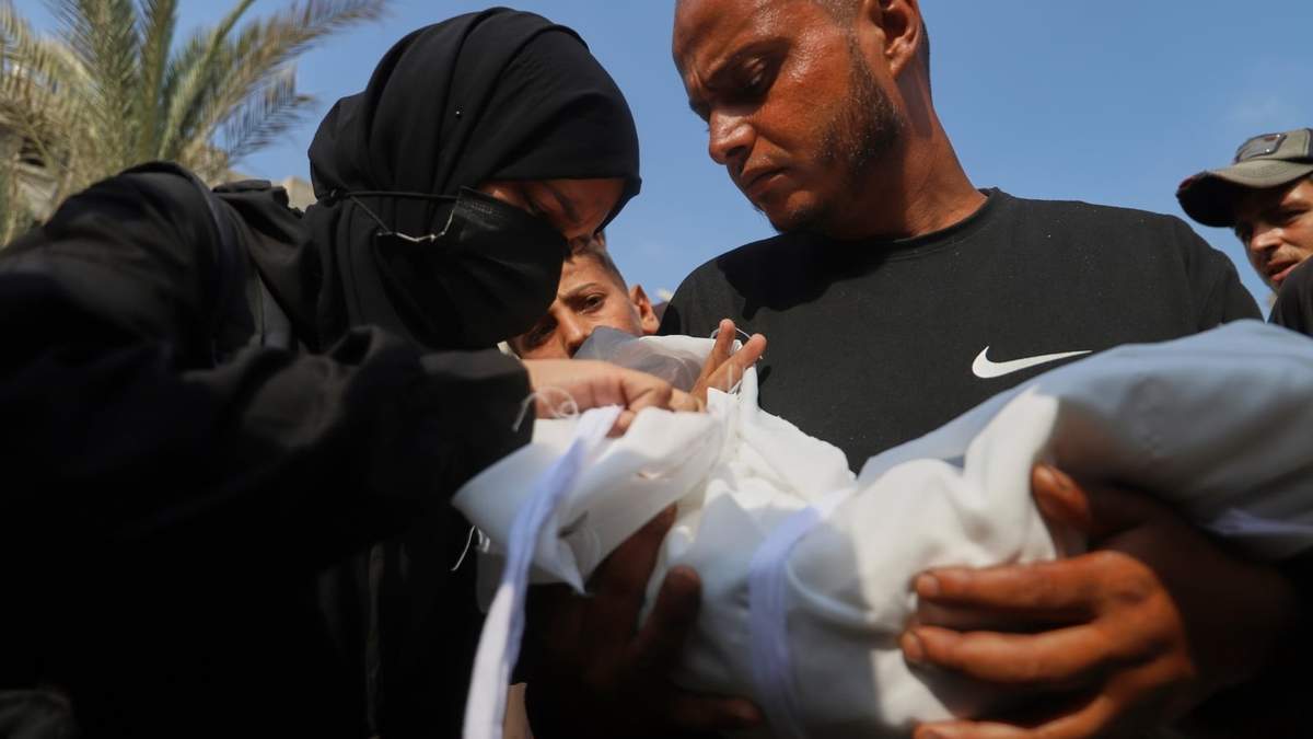 Ahmed Abu Halib y su esposa Esraa Abu Halib lloran sobre el cadáver de su bebé de cinco meses de edad, Zainab, que murió a causa de desnutrición, en Jan Yunis, Franja de Gaza