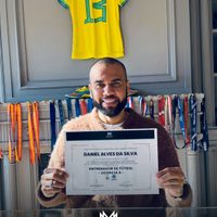 Dani Alves planea su regreso al futbol como jugador y dueño de un equipo