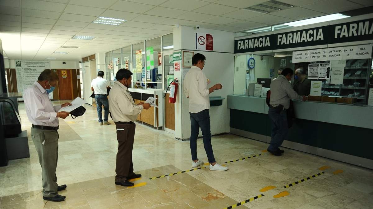 Fila para surtir medicamentos en el IMSS