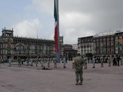 AMLO izó la bandera en memoria de las víctimas de los sismos de 1985 y 2017 (Video)