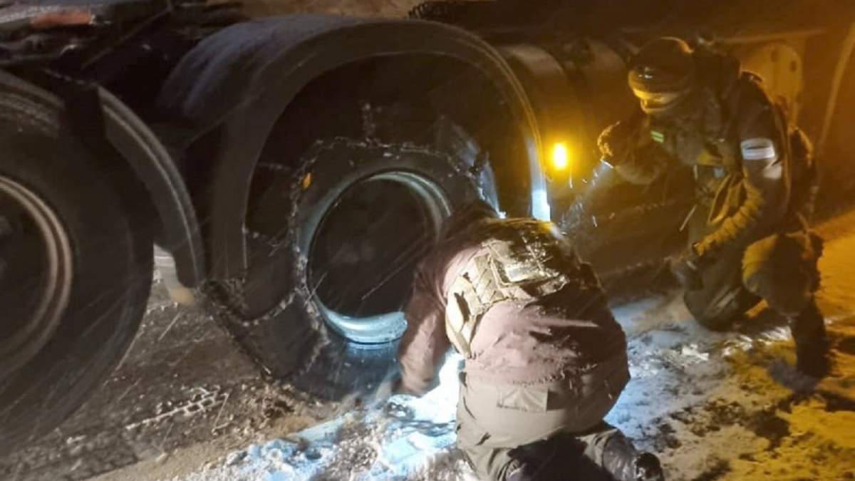 Ayudaron a poner cadenas en vehículos y camiones. Fuente: (Gendarmería)