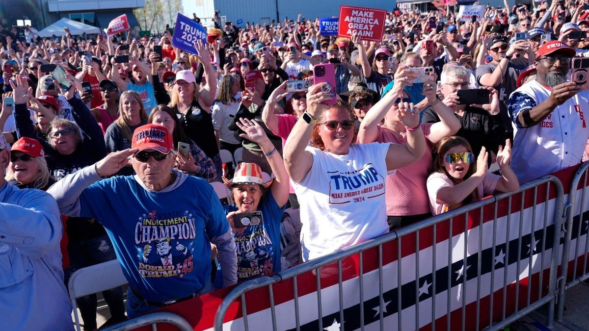 Seguidores escuchan al precandidato presidencial republicano Donald Trump durante un mitin de campaña en Freeland, Michigan