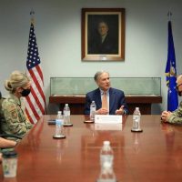 México rechaza plan de Greg Abbott para que la Guardia Nacional de Texas deporte a migrantes