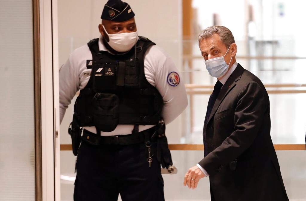 El expresidente Nicolas Sarkozy a su llegada al Tribunal de París. Foto: AP / Christophe Ena