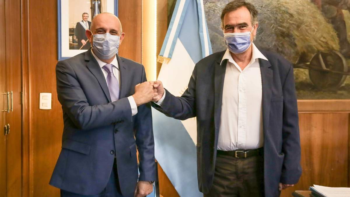 Javier Bertoldi y Alexis Guerrera tras firmar el convenio. Fuente: (Twitter)